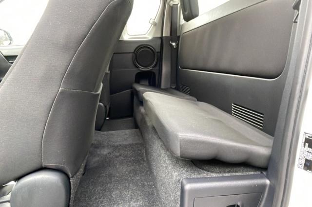 Toyota Hilux image 2