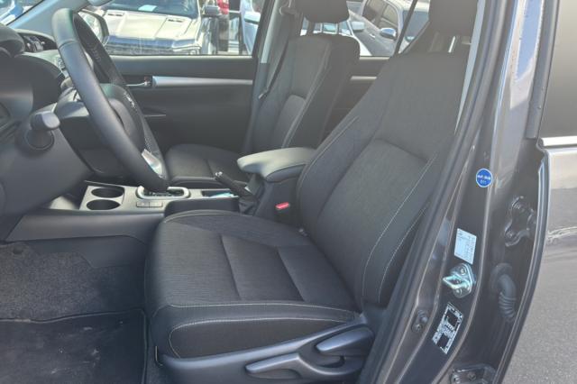 Toyota Hilux image 2