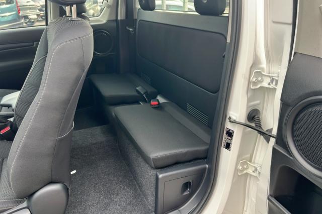 Toyota Hilux image 8