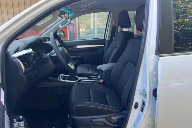 Toyota Hilux image 2