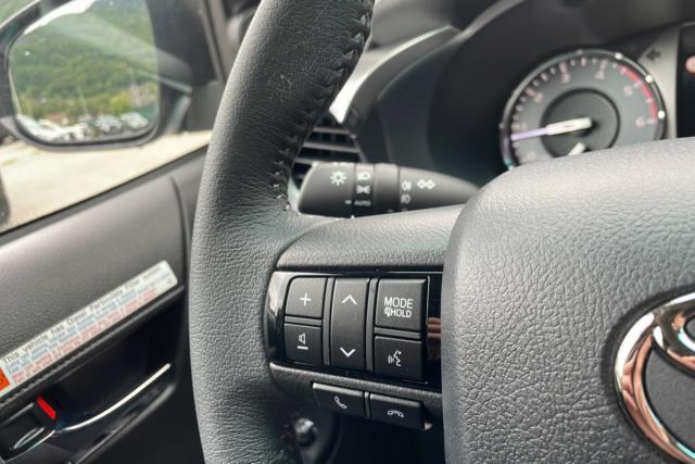 Toyota Hilux image 2