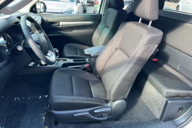 Toyota Hilux image 2