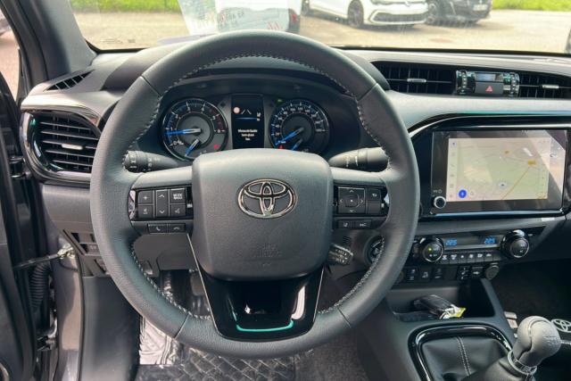 Toyota Hilux image 8