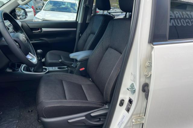 Toyota Hilux image 2