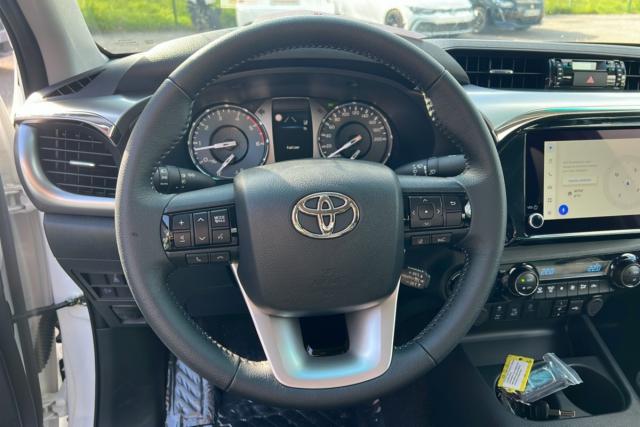 Toyota Hilux image 8