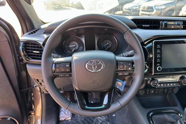 Toyota Hilux image 2
