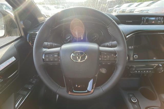 Toyota Hilux image 8