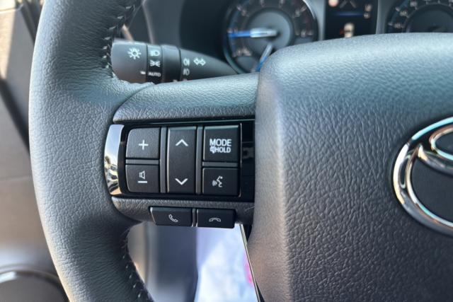 Toyota Hilux image 2