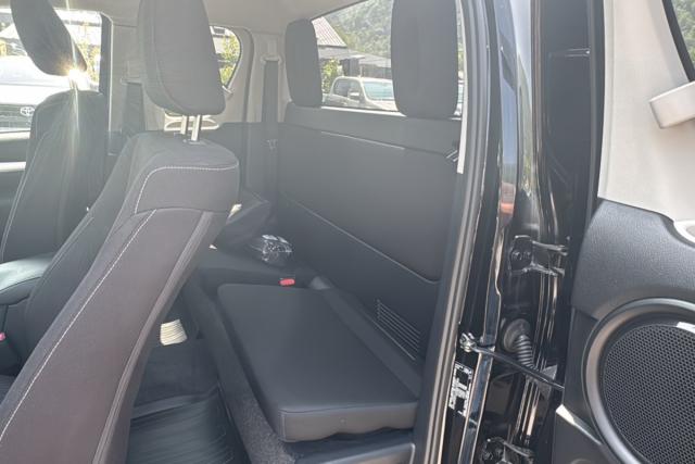 Toyota Hilux image 2