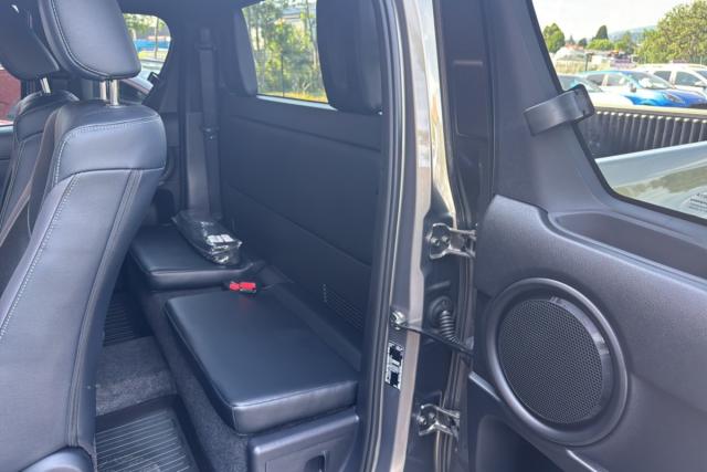 Toyota Hilux image 2