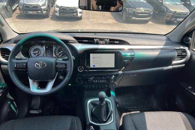 Toyota Hilux image 2