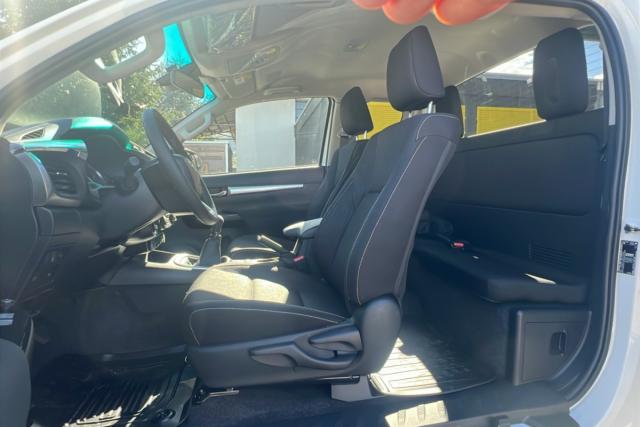 Toyota Hilux image 8