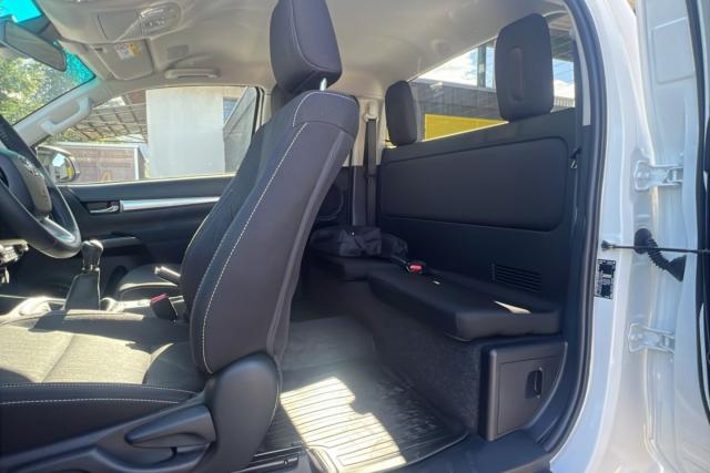 Toyota Hilux image 2