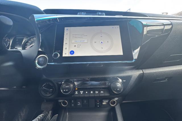 Toyota Hilux image 2