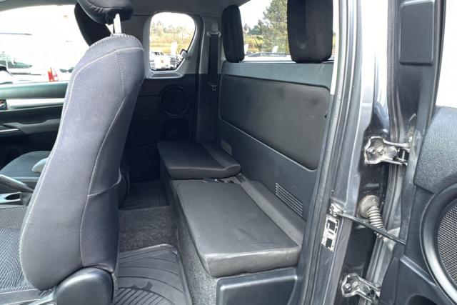 Toyota Hilux image 8