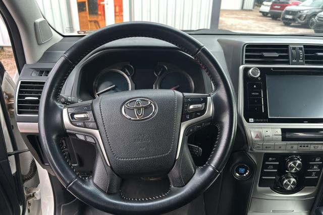 Toyota Land Cruiser image 2