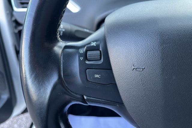 Peugeot 2008 image 2