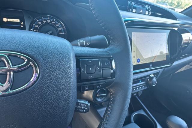 Toyota Hilux image 2