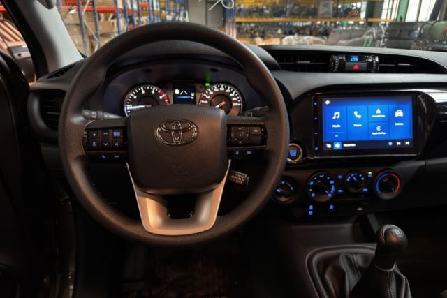 Toyota Hilux image 2