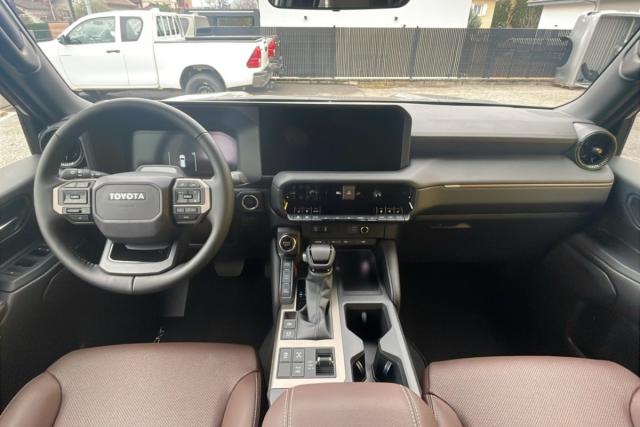 Toyota Land Cruiser image 9