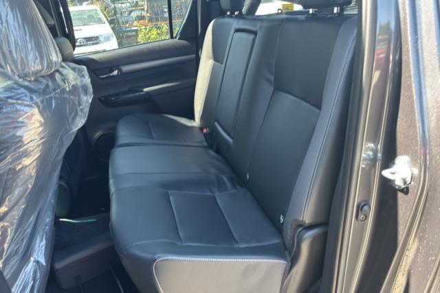 Toyota Hilux image 2