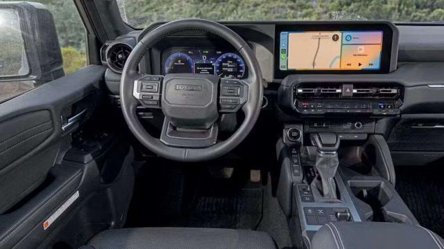 Toyota Hilux image 8