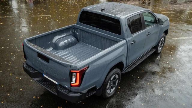 Toyota Hilux image 2