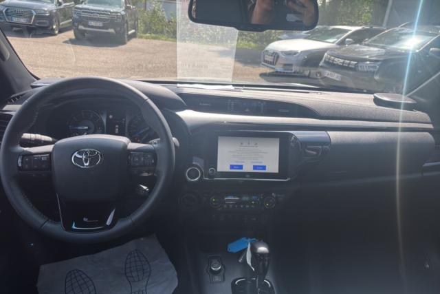 Toyota Hilux image 8