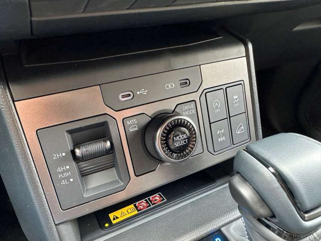 Toyota Hilux image 2