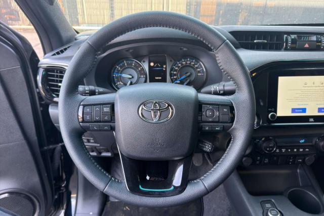Toyota Hilux image 2
