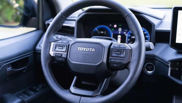 Toyota Hilux image 8
