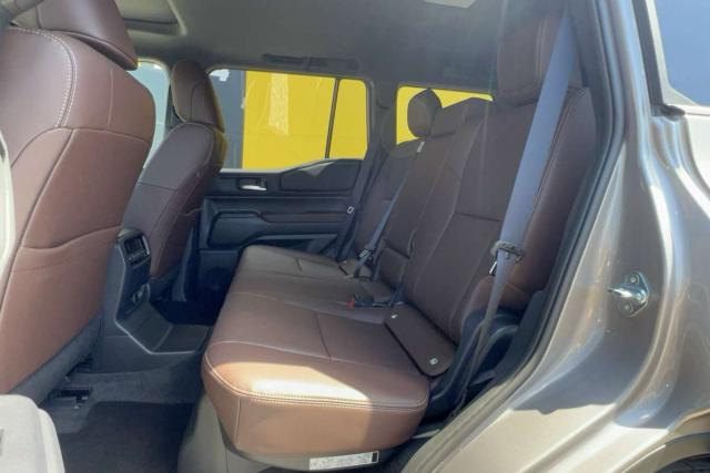 Toyota Land Cruiser image 8