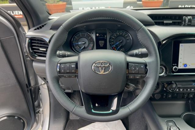Toyota Hilux image 2