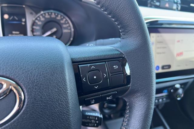Toyota Hilux image 2