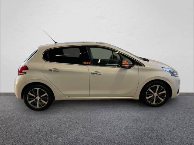 Peugeot 208 image 1