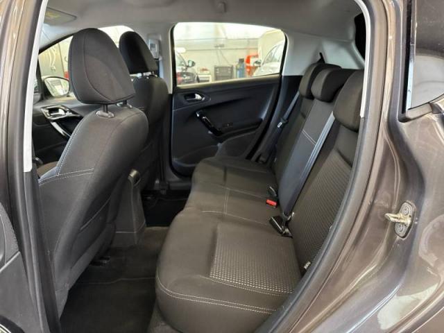 Peugeot 208 image 8