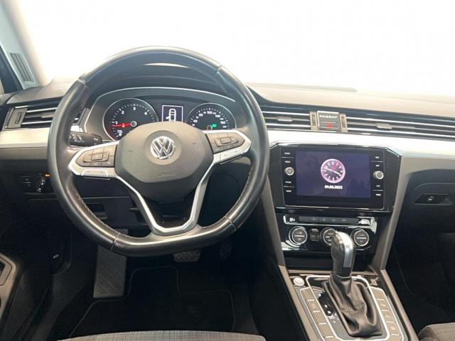Volkswagen Passat image 9