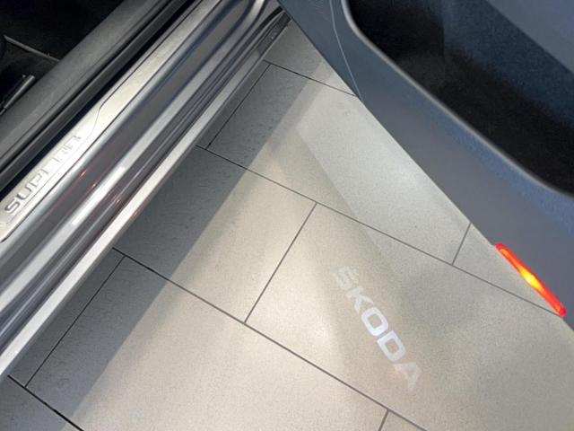 Skoda Superb Combi image 2