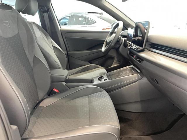 Volkswagen T-Roc image 2