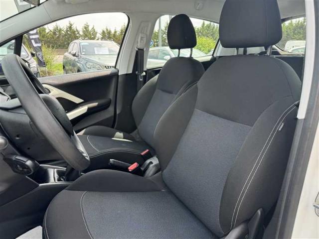 Peugeot 208 image 8