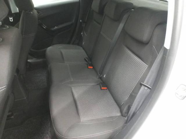 Peugeot 208 image 9