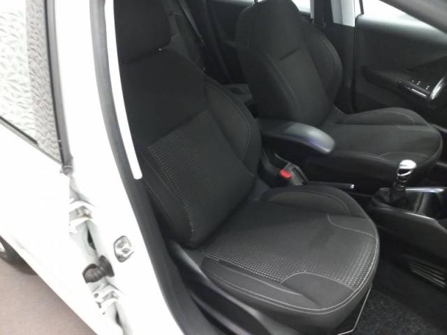 Peugeot 208 image 3