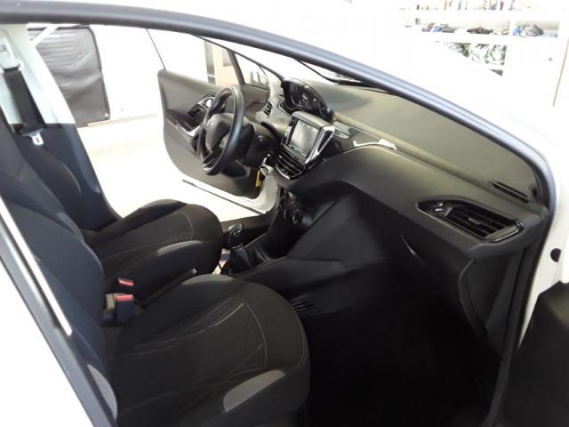 Peugeot 208 image 3