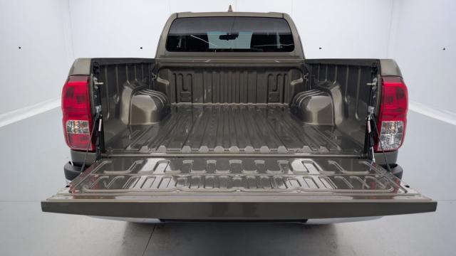 Toyota Hilux image 2