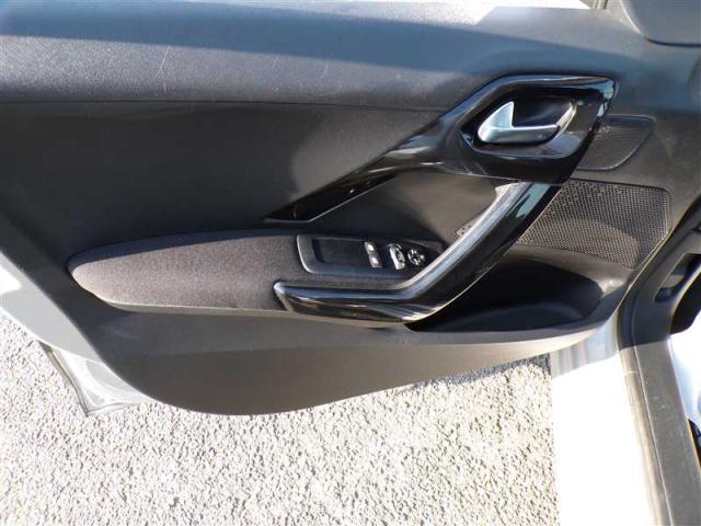 Peugeot 208 image 1