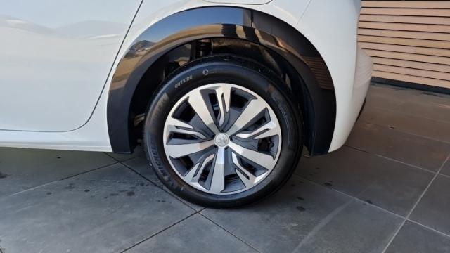 Peugeot 208 image 2