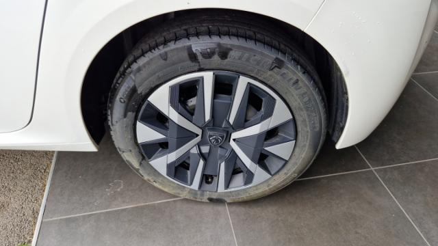 Peugeot 208 image 8