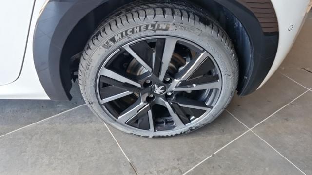Peugeot 208 image 9