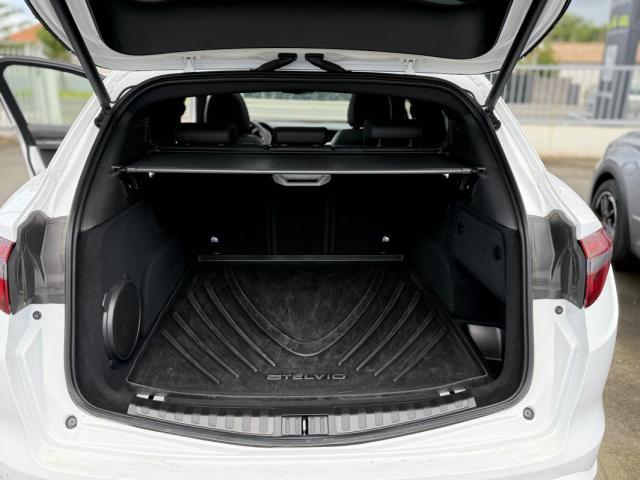 Alfa Romeo Stelvio image 2