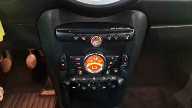 Mini Hatch image 3